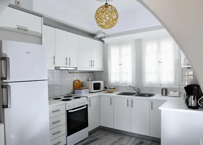 Angelica Perivolos (Santorini)